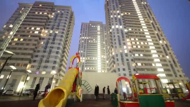 Parque infantil sobre edificios modernos — Vídeo de stock