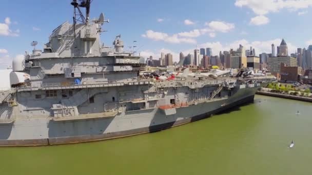 Stadsbilden och hangarfartyget Uss Intrepid — Stockvideo