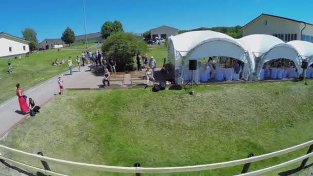 People sit at banquet tables — Stock Video