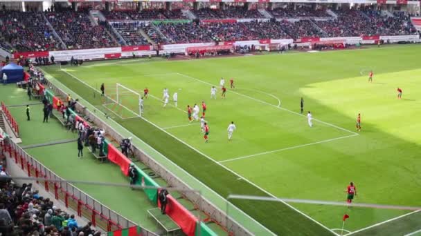 Jogando homens no campo de futebol no estádio — Vídeo de Stock