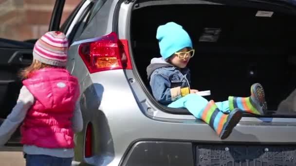 Niño y niña en coche — Vídeos de Stock