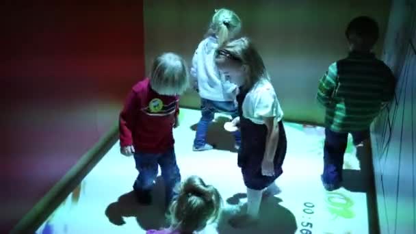 Cinco niños juegan en el piso interactivo — Vídeos de Stock