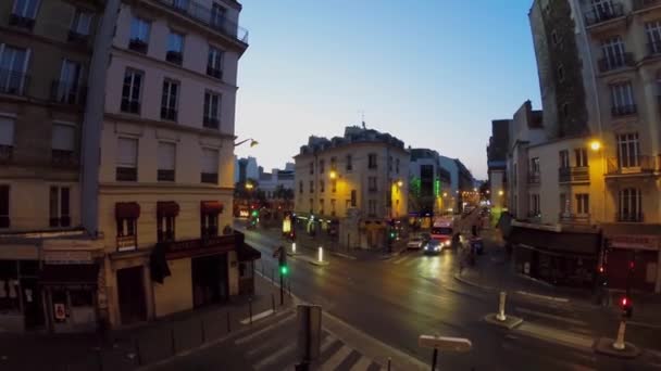 Autós túrák crossroad a Rue La Fayette — Stock videók