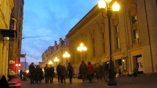 La gente camina por la noche Arbat — Vídeos de Stock