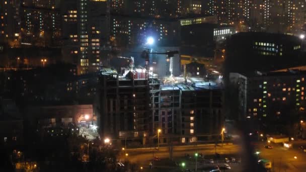 Ciudad moderna con construcción de edificio por la noche — Vídeos de Stock