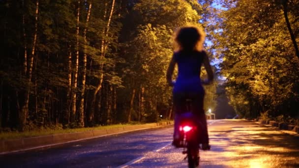 Indietro della donna in bicicletta — Video Stock