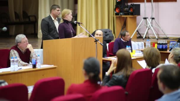 Közgyűlés a lakóépület lakástulajdonosok — Stock videók