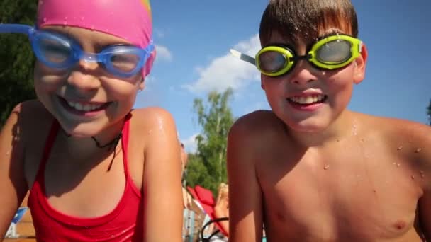 Wet boy and girl in swimming goggles — Stock Video