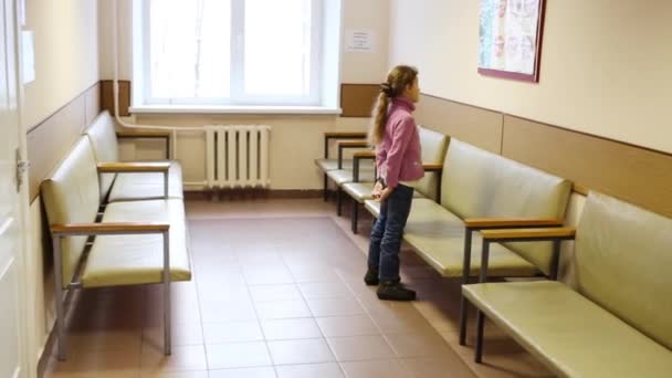 Menina fica no corredor do hospital — Vídeo de Stock