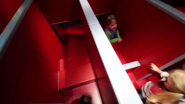 Kids running in red maze in room — Stock Video