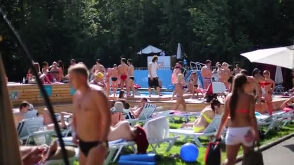 La gente descansa cerca de la piscina — Vídeo de stock