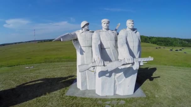 Los niños juegan cerca de monumentos — Vídeos de Stock