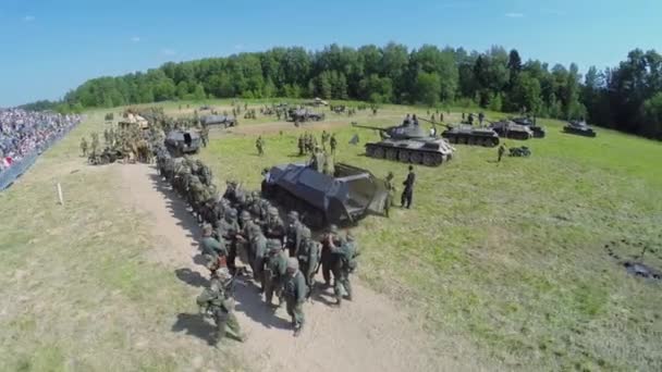 Formation des soldats en uniforme du soviet — Video