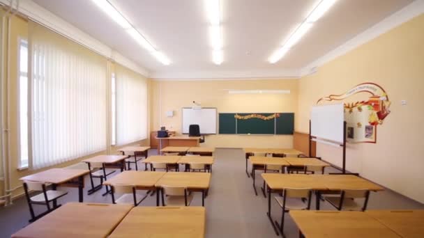 Empty classroom with desks, chalk board — Stock Video