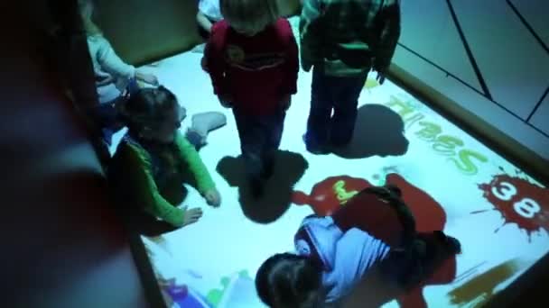 Sześciu dzieci na interaktywne podłogi w pokoju — Wideo stockowe