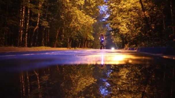 Γυναίκα βόλτες ποδήλατο με φώτα — Αρχείο Βίντεο
