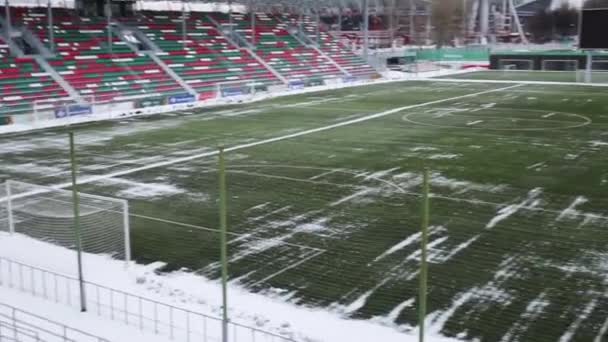 Gramado verde e neve na arena esportiva — Vídeo de Stock
