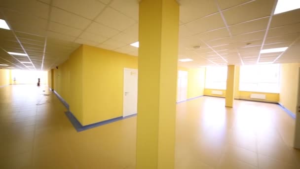 Желтые коридоры современной школы — стоковое видео