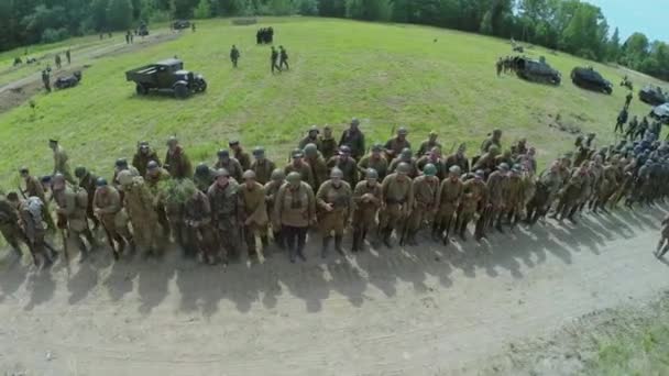 La formación de los soldados en el uniforme soviético — Vídeo de stock