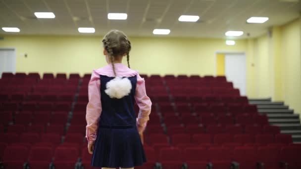 Flicka med flätor och rosetter på scenen — Stockvideo