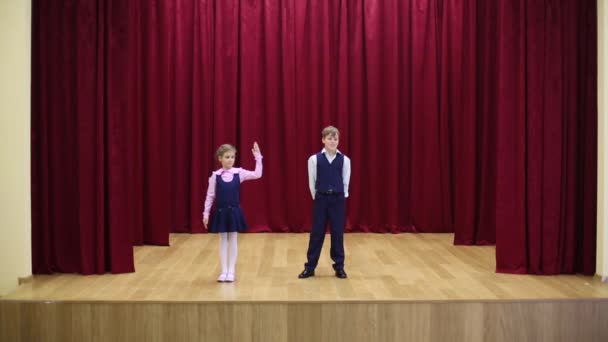 Menina e menino se apresentam no palco — Vídeo de Stock