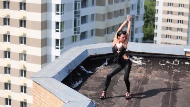 Beautiful girl dancing on roof — Stock Video