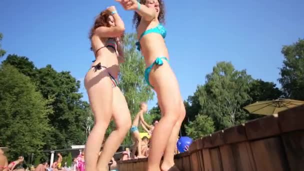 Deux femmes en maillot de bain — Video