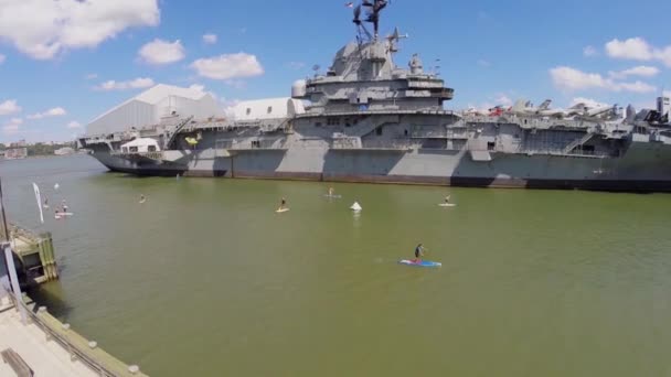 People surf near museum — Stock Video