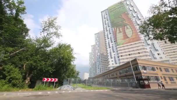 Edificio residencial de varios pisos — Vídeos de Stock