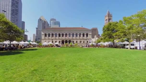 Las aves vuelan por encima de Copley Square — Vídeos de Stock