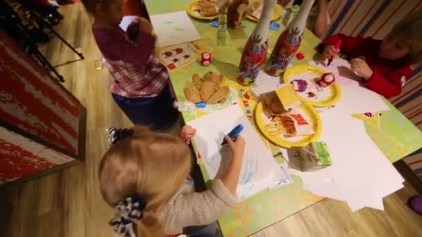 Kinder zum Geburtstag im Zimmer von mcdonalds — Stockvideo