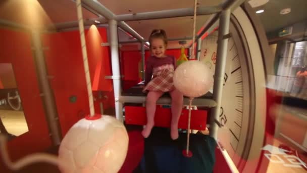 Moderner Spielplatz in mcdonalds — Stockvideo