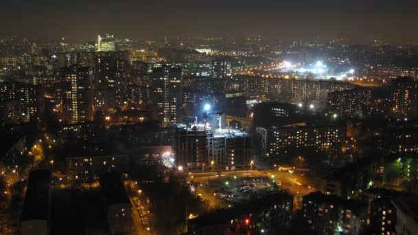 Ciudad moderna con construcción de edificio por la noche — Vídeos de Stock