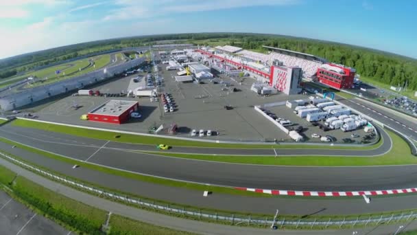 Auto racen op stadion Moskou Raceway — Stockvideo