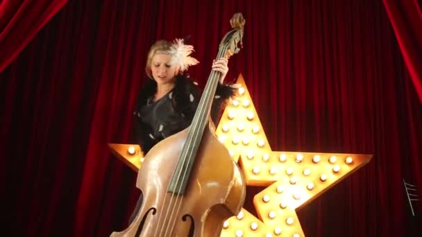 Woman plays old damaged contrabass — Stock Video