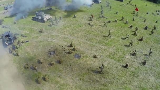 Asalto del ejército con tanques durante la reconstrucción — Vídeos de Stock