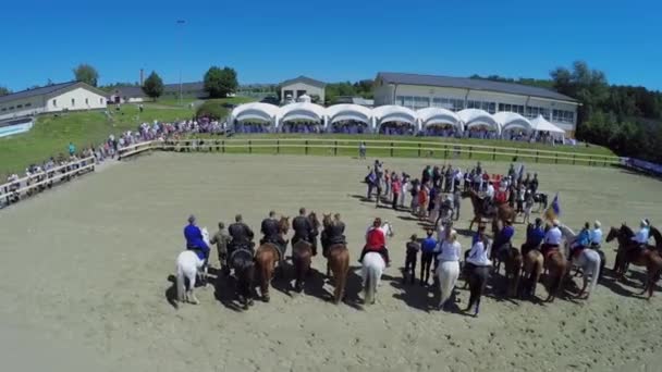 Formation de cavaliers lors de la cérémonie d'ouverture — Video