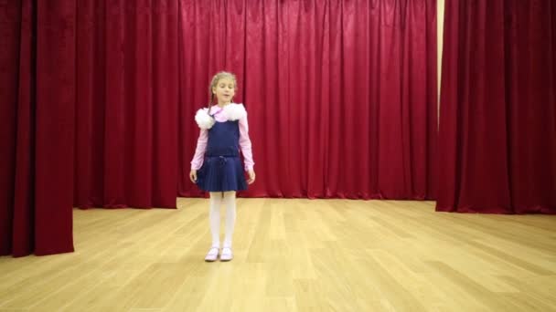 Happy girl performs on stage with curtains — Stock Video