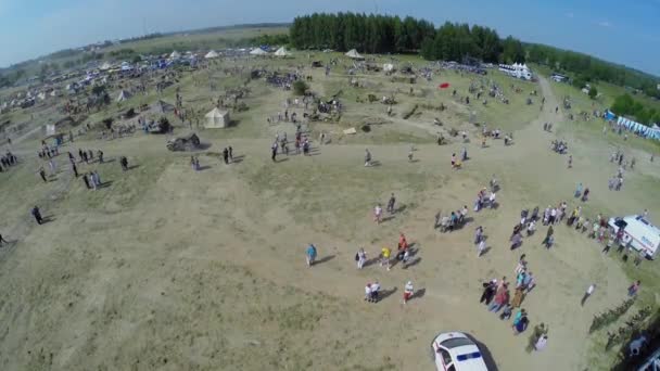 Multitud de personas caminan durante Battlefield — Vídeo de stock