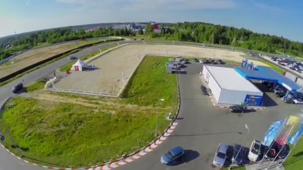 Bensinstation nära Autodrome Moscow Raceway — Stockvideo