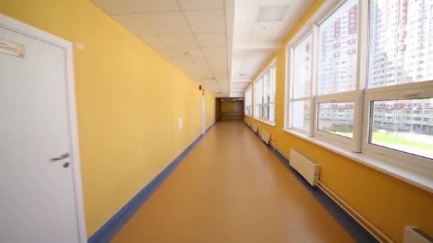 Yellow hallway in modern school — Stock Video