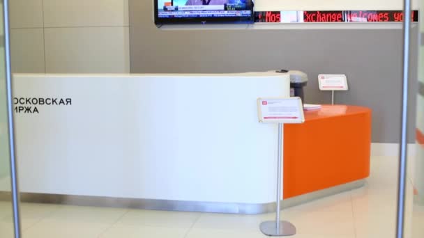 White reception desk and monitors in office Moscow Exchange. — Stock Video