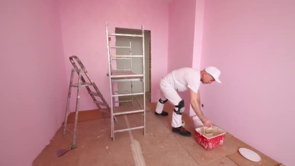 Acabador con pintura al pincel pared — Vídeo de stock