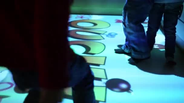 Kinderen springen en spelen op de interactieve vloer — Stockvideo