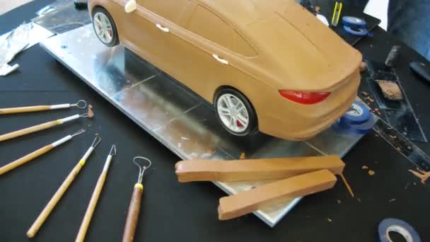 Ford bilmodell gjord av lera — Stockvideo