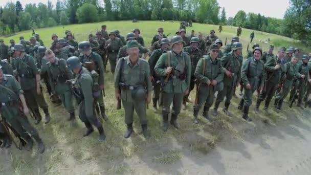 Żołnierze w mundurach niemieckiej i sowieckiej armii — Wideo stockowe