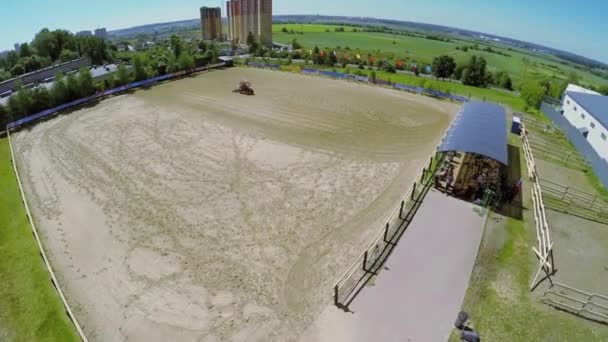 Traktor förbereder sand på Arena — Stockvideo