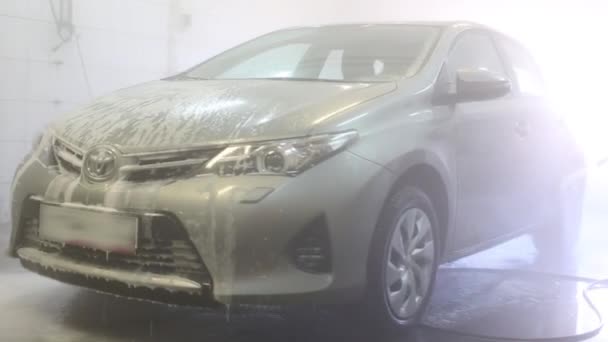 Werknemer schoonmaak auto Toyota — Stockvideo
