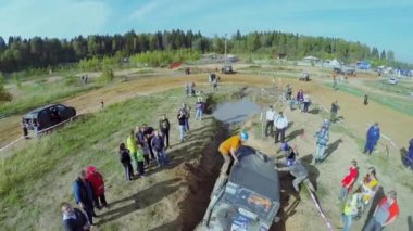 Off-Road aracı yükleyicisi tarafından çekilir 