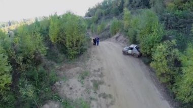 Yarış pisti araçlar ile insanlar yürümek 